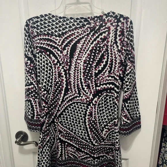 White House Black Market Fitted Graphic Blouse with Cuffed 3/4 Sleeves - Picture 8 of 11